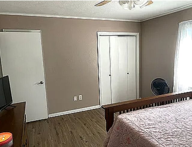 bedroom featuring a textured ceiling, dark hardwood / wood-style floors, ceiling fan, and crown molding