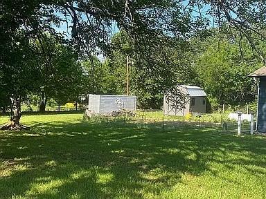 view of yard with a storage shed