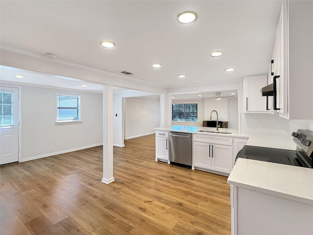 kitchen with light wood finished floors, visible vents, appliances with stainless steel finishes, and a sink