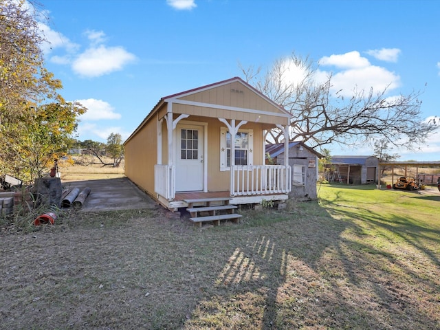 bungalow featuring a front yard