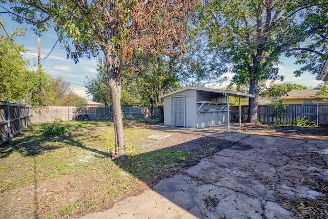 view of yard featuring a storage shed