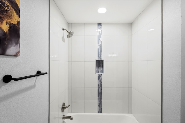 bathroom with tiled shower / bath combo