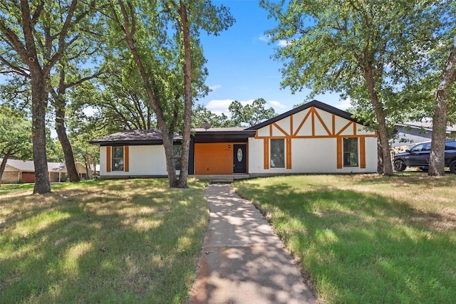 view of front facade featuring a front yard