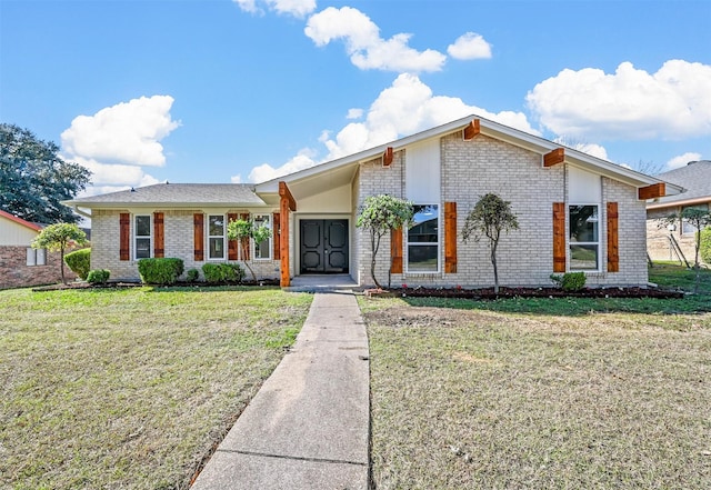 view of front of home featuring a front yard