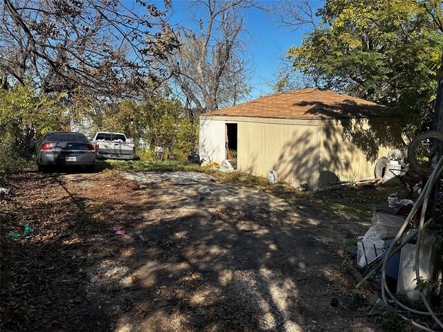 view of yard with an outdoor structure