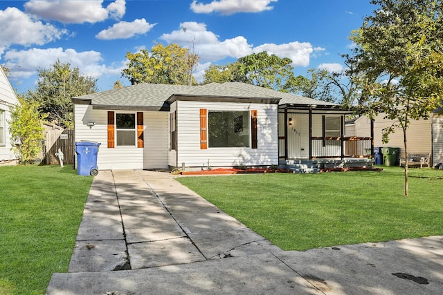 view of front of property featuring a front yard and a porch