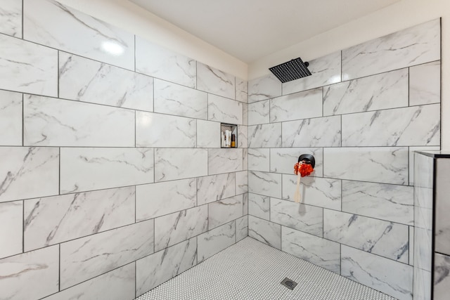 bathroom featuring tiled shower