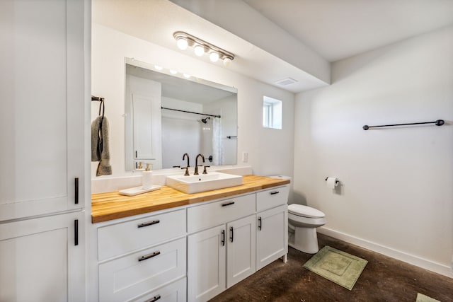 bathroom featuring a shower with curtain, vanity, and toilet