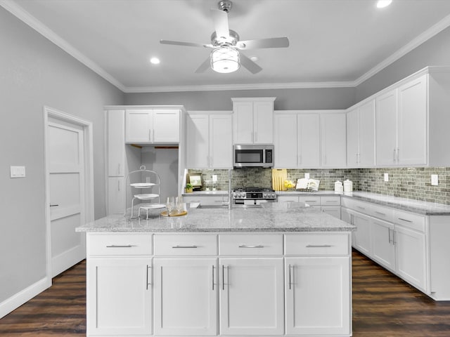 840 Bentwater Pkwy, Grand Prairie, TX 75104 - kitchen featuring stainless steel appliances, white cabinets, backsplash, ornamental molding, and recessed lighting