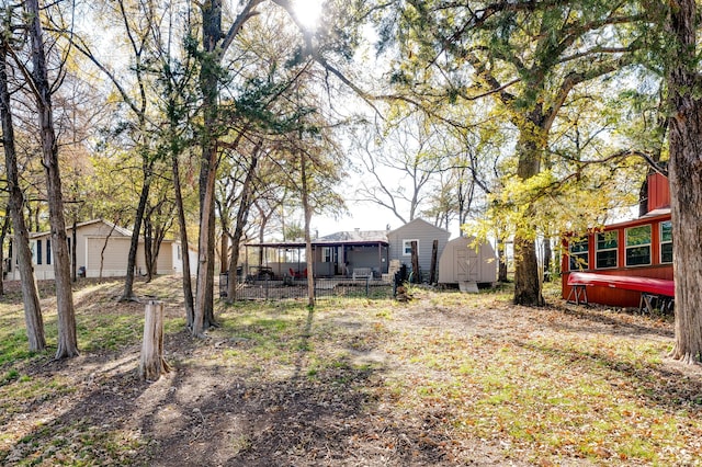 view of yard featuring a shed