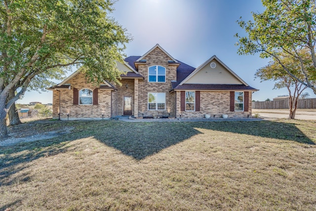 view of front of property featuring a front lawn