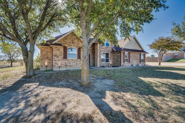 view of front of home featuring a front lawn