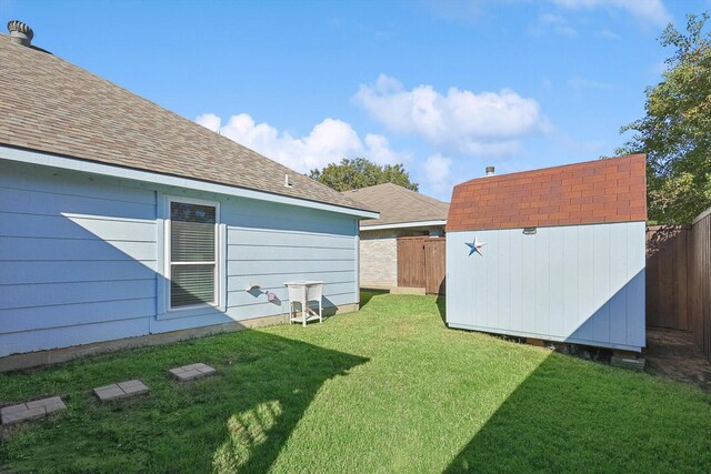 view of yard featuring a storage shed