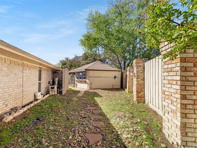 view of yard featuring an outbuilding