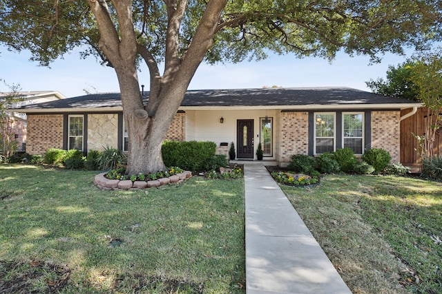 ranch-style house featuring a front yard