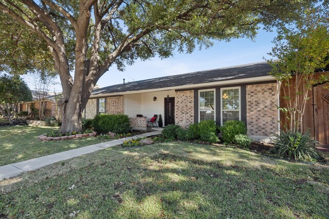 single story home featuring a front yard