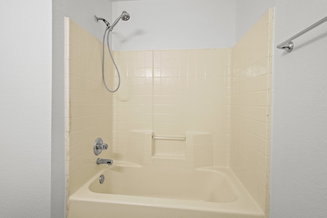 bathroom with tiled shower / bath combo