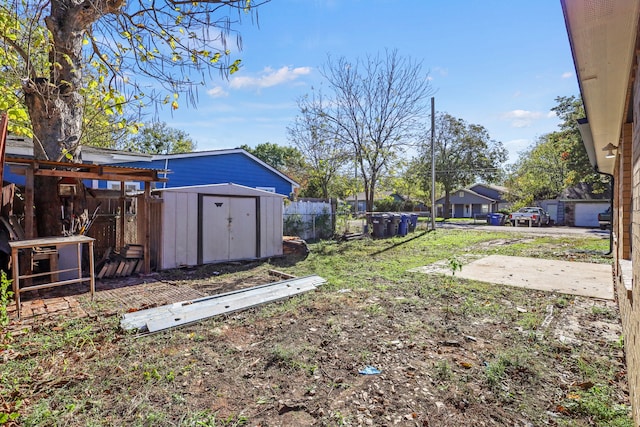 view of yard featuring a shed