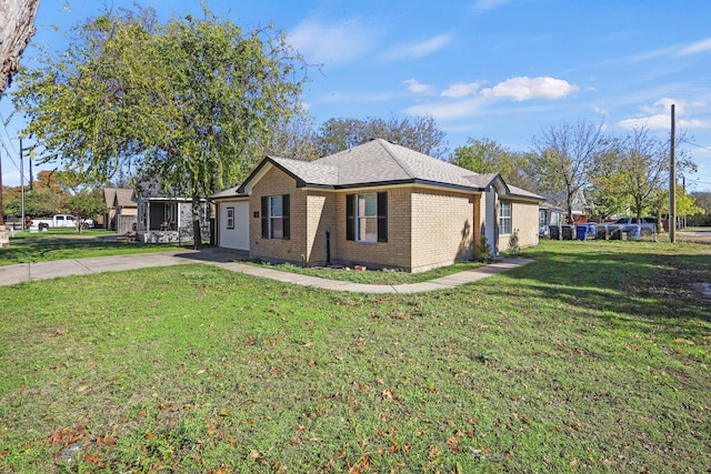 view of front facade featuring a front yard