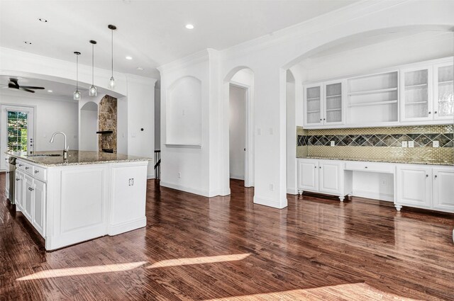 dining room featuring crown molding, dark wood-type flooring, and ceiling fan