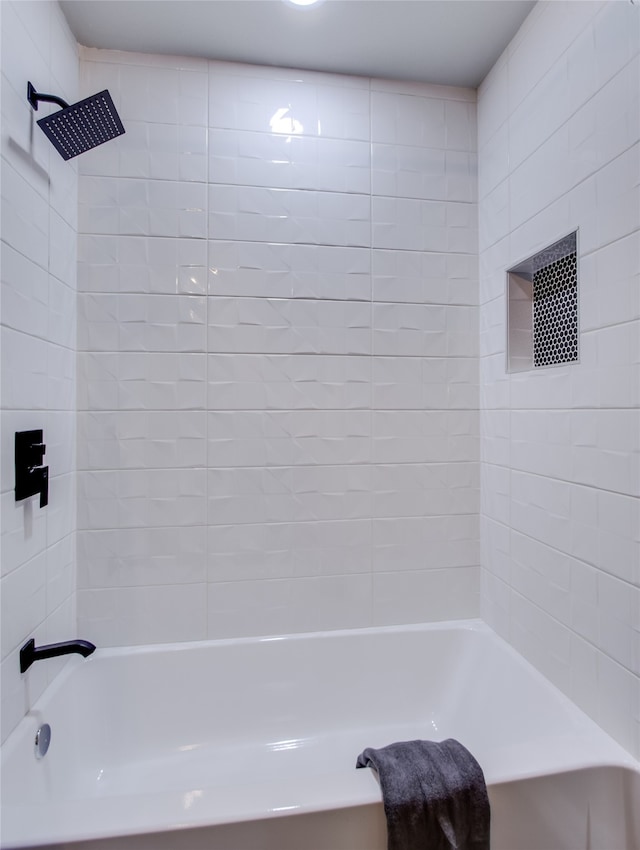 bathroom with tiled shower / bath