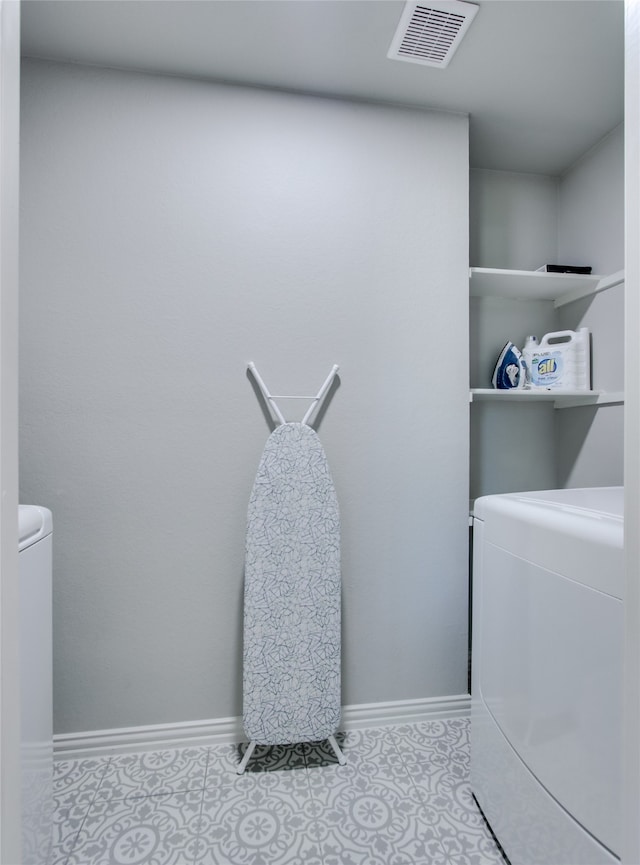 laundry area featuring light tile patterned floors and independent washer and dryer