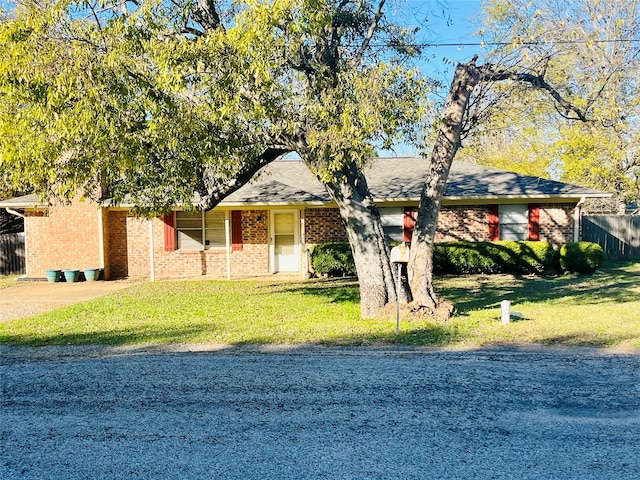 view of front of home featuring a front yard