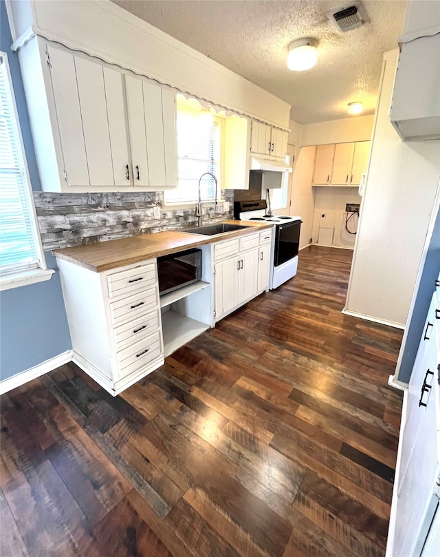 full bathroom with wood-type flooring, a textured ceiling, toilet, shower / tub combination, and vanity