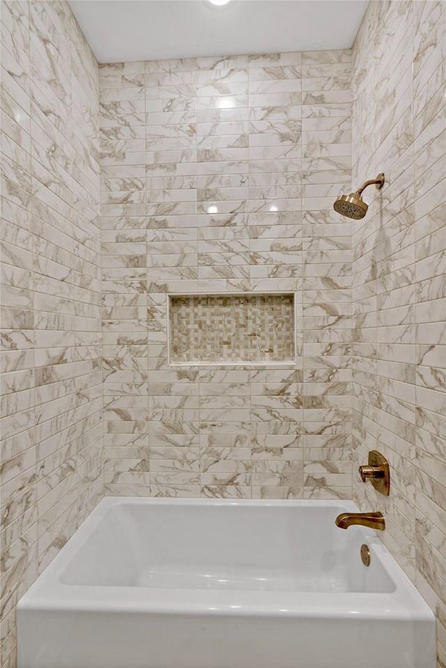 bathroom with tiled shower / bath