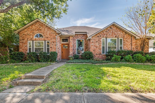 view of front of property with a front yard