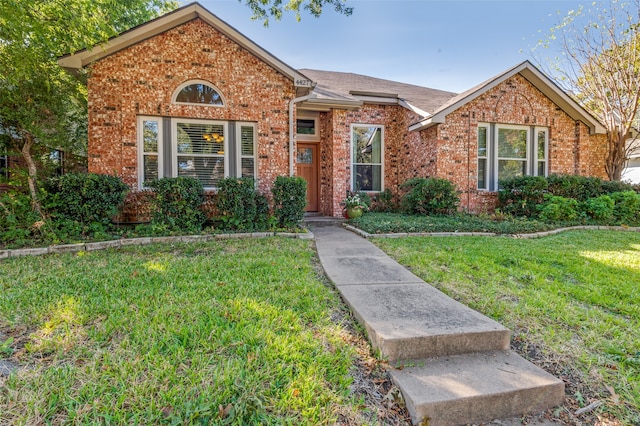 view of front of property featuring a front lawn