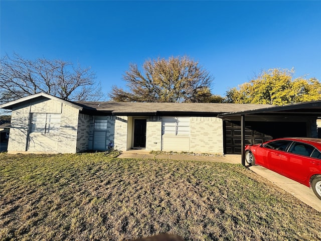 view of front of home featuring a front yard and a carport