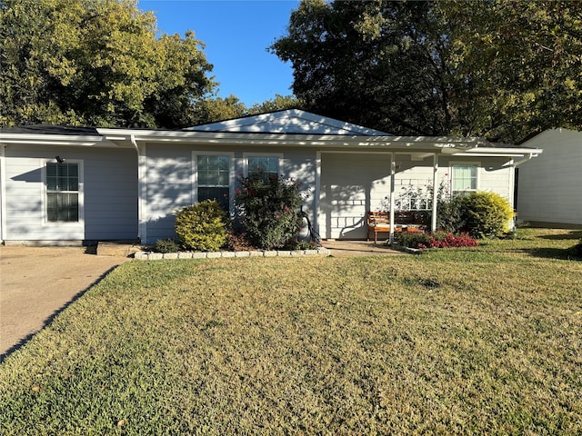 view of front of home featuring a front lawn