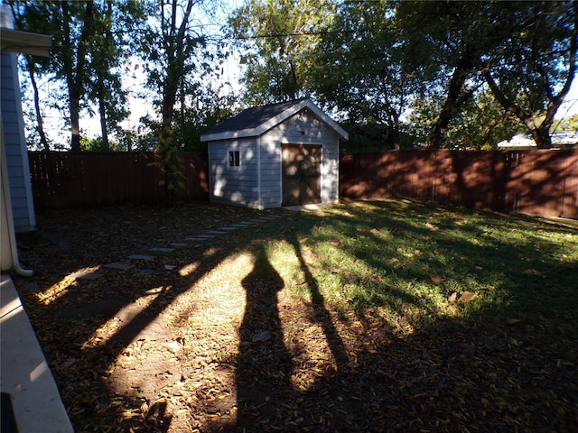 view of yard featuring a shed