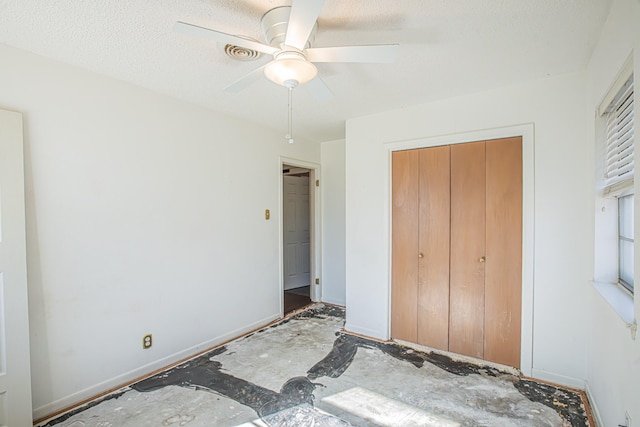 unfurnished bedroom featuring ceiling fan and a closet