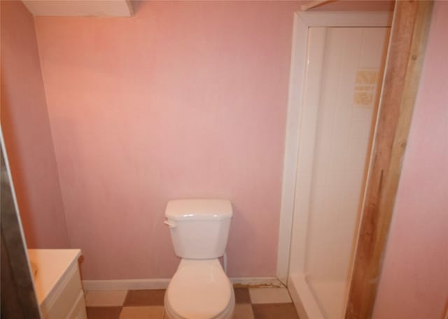 332 NW County Road 2005, Corsicana, TX 75110 - bathroom featuring baseboards, toilet, a tile shower, and vanity