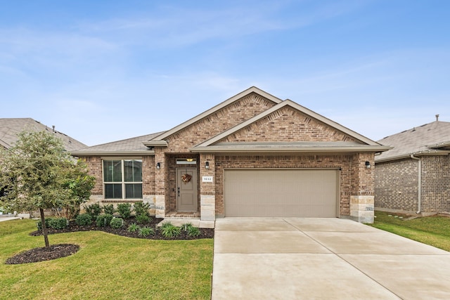 view of front of house featuring a front lawn and a garage