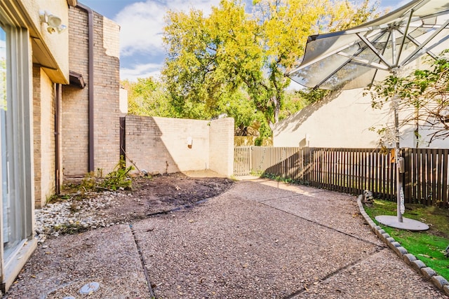 view of yard featuring a patio