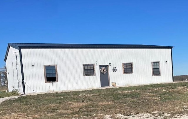 view of front of home with a front yard