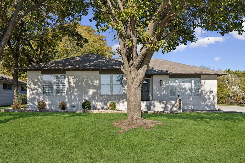 ranch-style house with a front yard