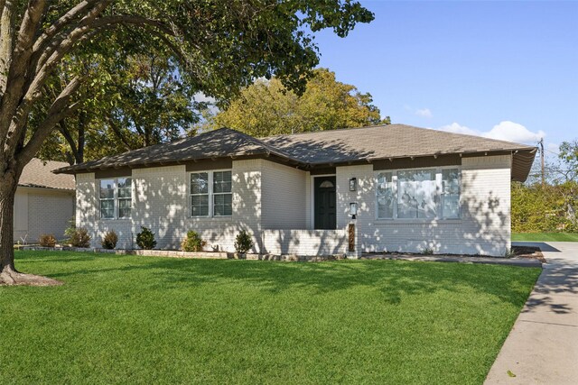 single story home featuring a front lawn