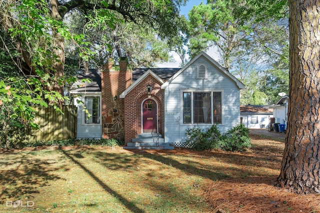 view of front of property featuring a front yard