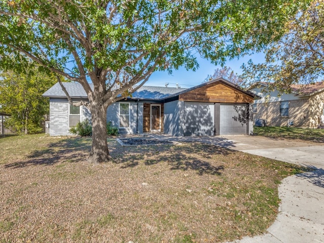 view of front facade featuring a front yard and a garage