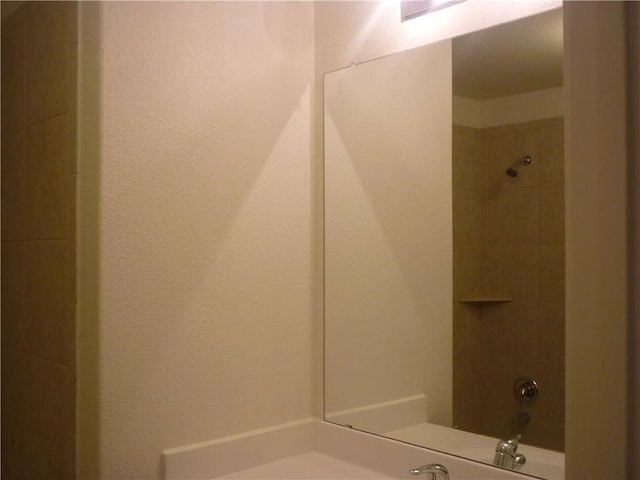 bathroom with tiled shower / bath combo