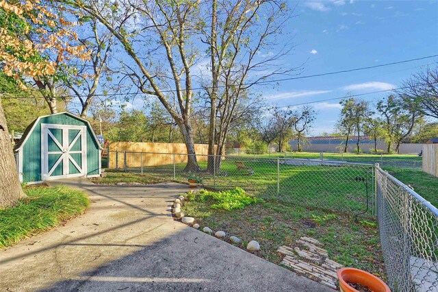 view of yard featuring a shed