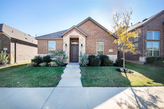 view of front facade featuring a front yard