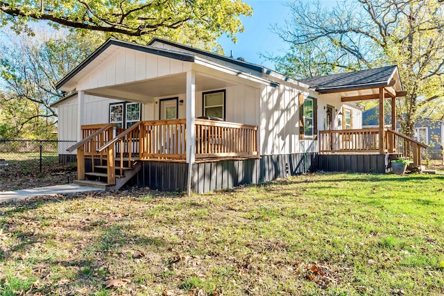 view of front of house with covered porch and a front lawn