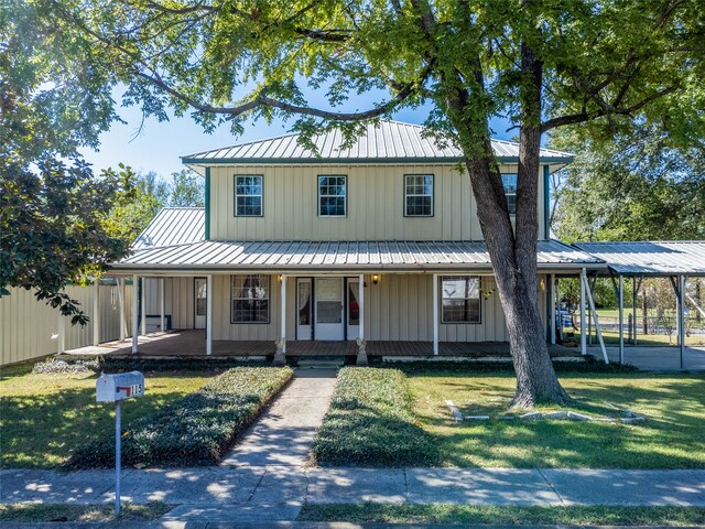 farmhouse inspired home featuring covered porch and a front lawn