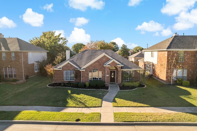 view of front of property featuring a front lawn