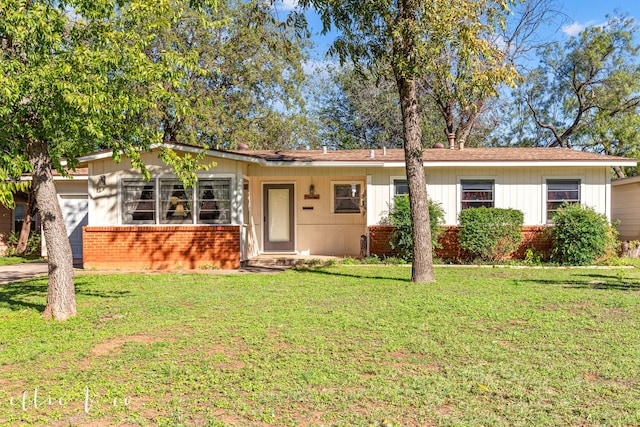 single story home featuring a front lawn